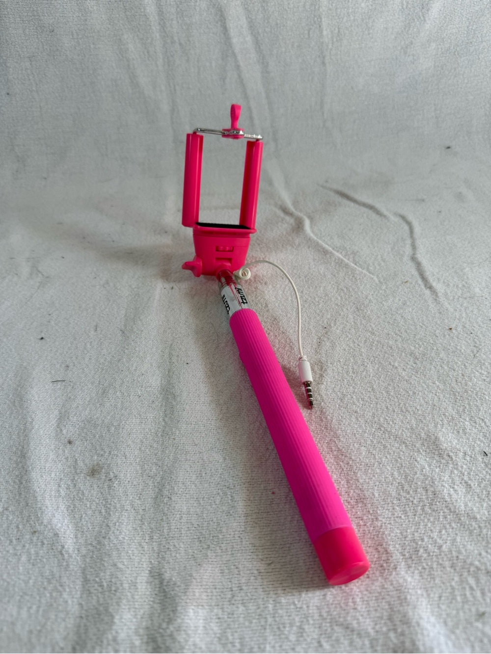 Tzumi Bright Pink Wired Universal Extendable Selfie Stick